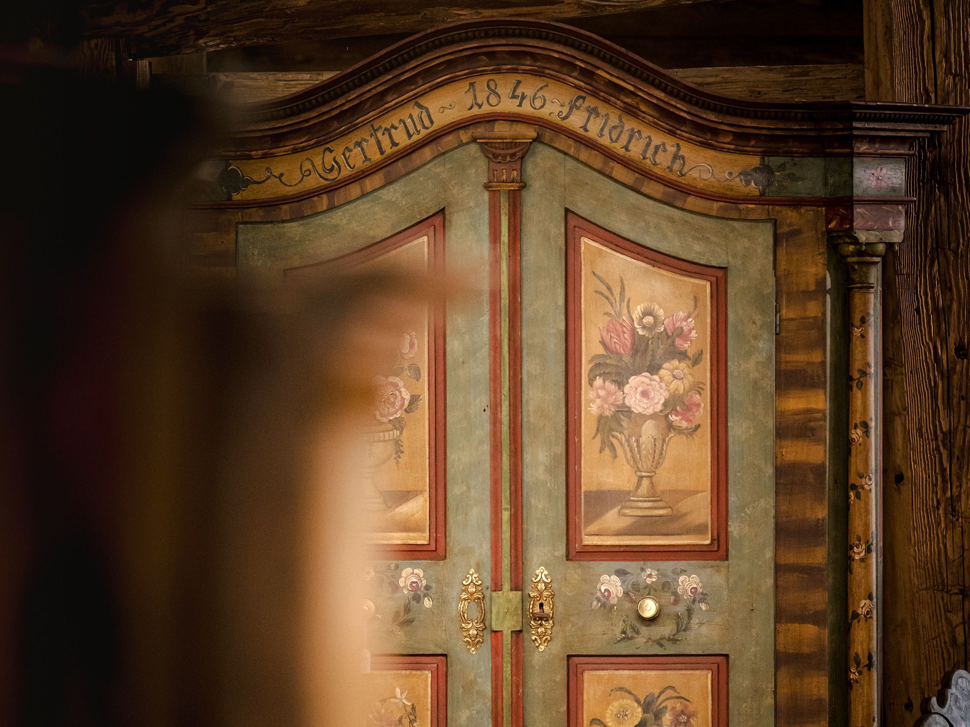 Dettaglio del fregio con i nomi Gertrud e Fridrich e la data 1846, sopra un'anta decorata a fiori